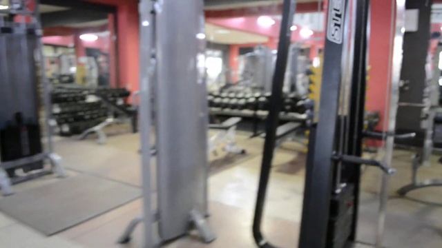 классические приседания в смит машине от моей лучшей ученицы Яны Куторженко . в спорт клубе Cmon. смотреть онлайн