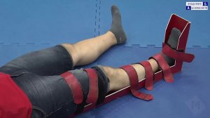 Наложение специальной транспортной шины на ногу