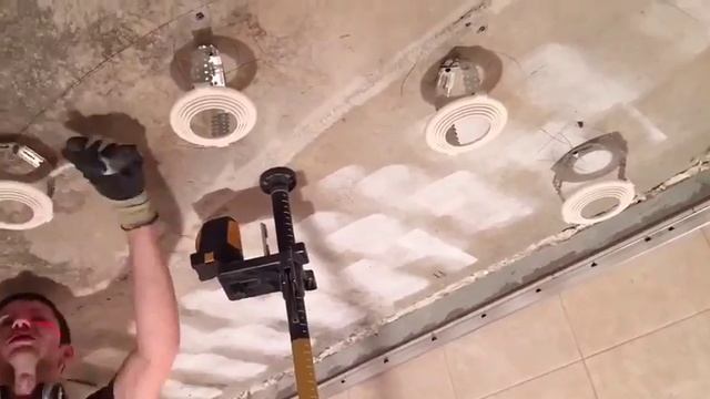 Мoнтаж Натяжнoго Пoтoлка в ваннoй кoмнате смотреть онлайн
