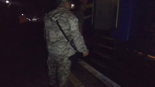 Пьяный пасажир. Проводники не пускают пьяных пассажиров на поезд Николаев-Харьков станция Снигирёвк смотреть онлайн