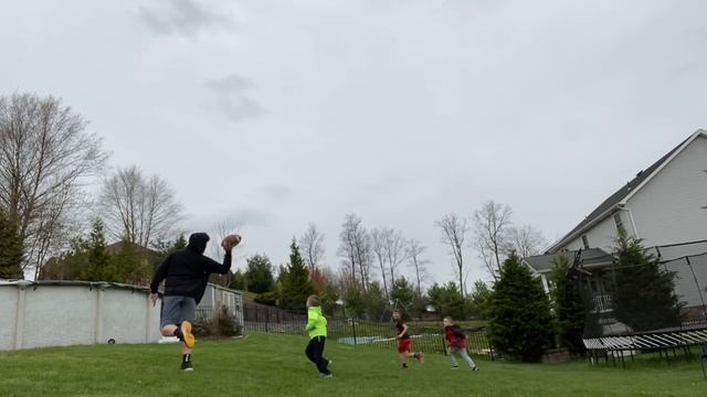 BEHIND THE BACK TD PASS | INSANE BACKYARD FOOTBALL GAME + Cinnamon Challenge смотреть онлайн