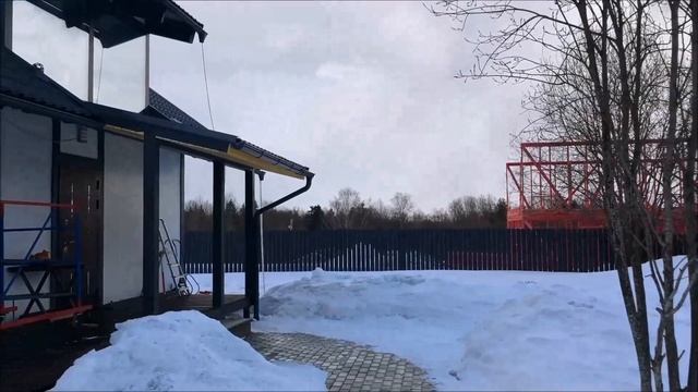 Монтажные работы по подшивке свесов кровли дом в стиле фахверк, КП "Пять холмов" смотреть онлайн