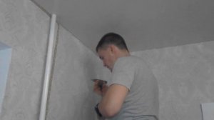 Натяжные потолки, аккуратно клеем декоративный канат.