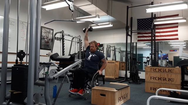 Chris Parnell - 5 Round Pulldown/Single-Arm Overhead Press Metcon смотреть онлайн