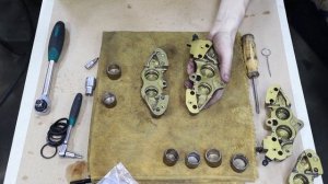 Как перебрать тормоза мотоцикла. Переборка суппортов мотоцикла Honda X4. Переборка мото суппорта.