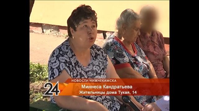 Почему нижнекамка собирает мусор в квартире и обливает двери соседей кефиром смотреть онлайн