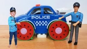 Полицейская машина потеряла колёса Сеня играет в полицию и в полицейские машинки игрушки