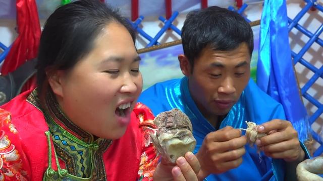 胖妹在大草原上彻底放飞自我，5种肉配雪炖起来可真香，最后直接端起喝汤太过瘾！【陈说美食】