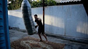 тренировка с грушей удары по тяжелой груше руками и ногами вес груши составляет более 250 кг вид 3