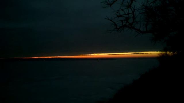 Закат зимним глубоким вечером. Съёмка ледяной реки Буг в сумерках с горы смотреть онлайн