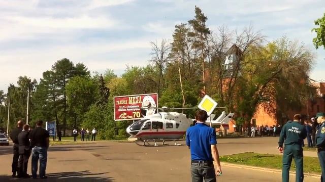Взлет вертолёта с выставки на ВВЦ 201305-21 16.48.48 смотреть онлайн