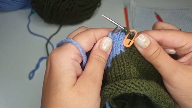 Как связать ЦВЕТНОЙ РИСУНОК СПИЦАМИ ПО КРУГУ / интарсия / мастер класс смотреть онлайн