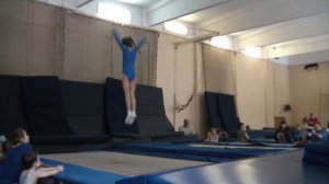 Прыжки на батуте Дария 8 лет 1 юношеский разряд первое упражнение