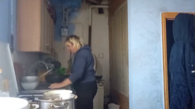 Выкопали георгины, готовлю ужин.@семья в деревне смотреть онлайн
