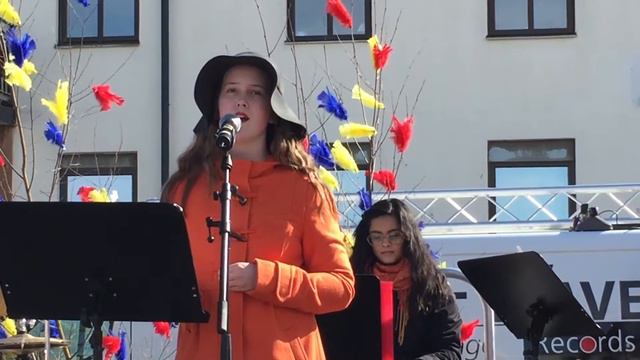 Tilda sjunger Uncover på Borgholms torg смотреть онлайн