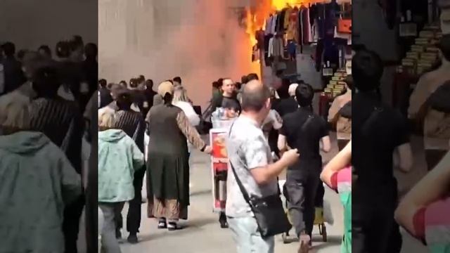 [ Альбом ]
?? Возгорание произошло на рынке "Садовод" на юго-востоке Москвы, спасатели работают на смотреть онлайн