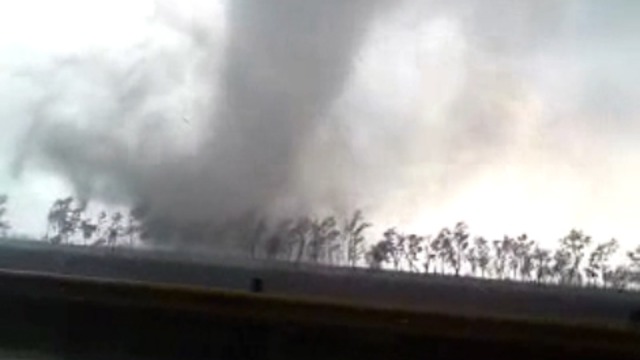 Смертельный торнадо в Пакистане смотреть онлайн