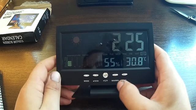 Цифровые , настольные часы-будильник с термометром и метеостанцией на борту из Китая model 8082t смотреть онлайн
