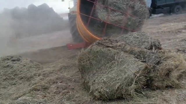 Измельчение тюка корма техникой КОЛНАГ смотреть онлайн