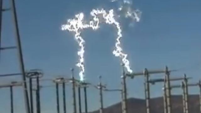 Разряд электричества на подстанции смотреть онлайн