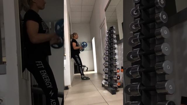 Подъем штанги на бицепс, стоя спиной к стене EZ 3*10(1,5)