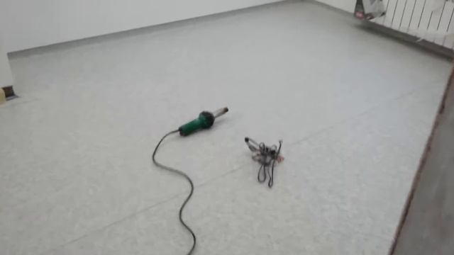 Укладка линолеума Forbo с заводом на стену