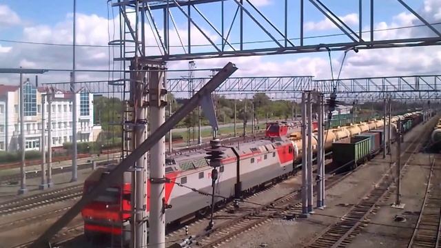 Машинист махнули из 2ЭC6 Синары / Engine Driver cheer up 2ES6 Sinara train with freight cars смотреть онлайн