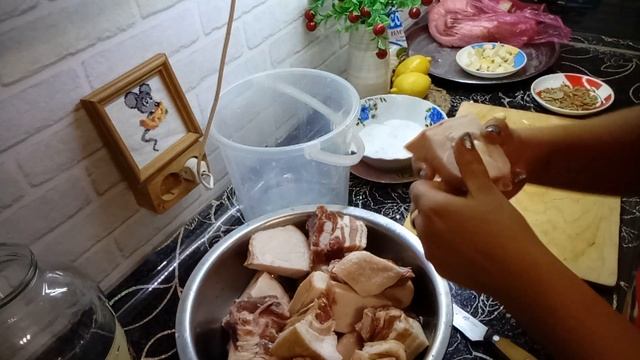 Домашнее Соленое Сало с Чесноком и Перцем / Простой Рецепт Как Засолить Сало смотреть онлайн