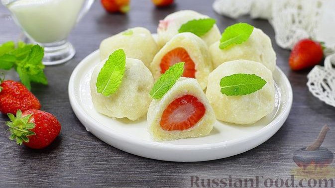 Завтрак с клубничкой.
ЛЕНИВЫЕ ВАРЕНИКИ С КЛУБНИКОЙ