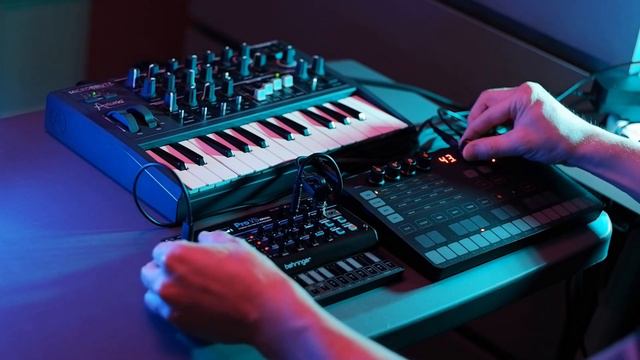 Behringer Pro VS Mini / Uno Synth / Microbrute Synthwave Electronica