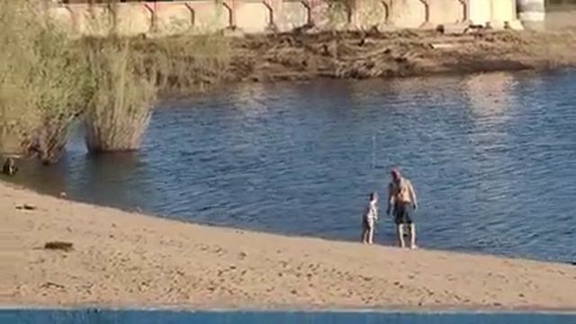 Обалдеть! В Якутске купаются на пляже! Жара в начале июня. Дамба, едим на велике. смотреть онлайн