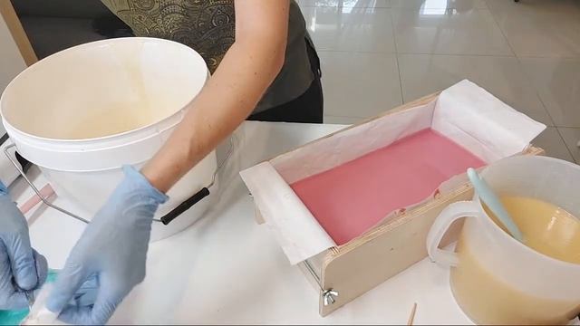 הכנת סבון באבסו & תה ורדים Babassu Oil & Rose Tea SoapMaking смотреть онлайн