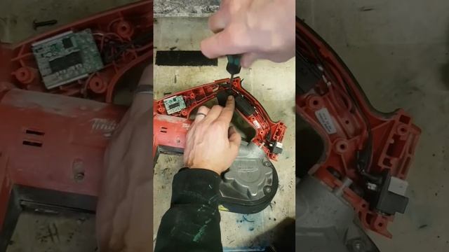 milwaukee cordless band saw repair. #milwaukee #tools #toolrepair #hd18bc #deandohertygreaser смотреть онлайн