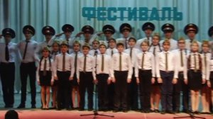 Попурри на военные песни в исполнении школьного хора.