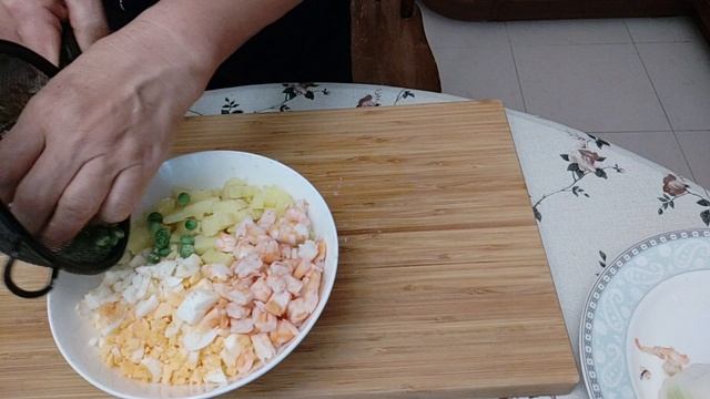 Готовимся к новому году, предновогодний салат! Почти как Оливье, но не Оливье, с моей изюминкой! смотреть онлайн