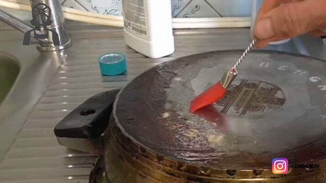 КАК ОТМЫТЬ СТАРУЮ ЛЮБИМУЮ СКОВОРОДКУ ОТ ЖИРНОГО НАГАРА - ВОДА И СОДА! смотреть онлайн