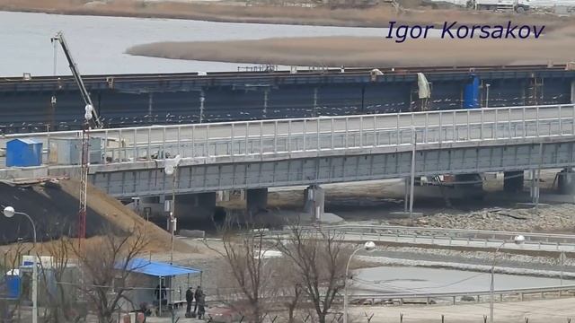 Крымский(январь 2018)мост! ТАМАНЬ! Устройство барьерных ограждений! Работа кипит! Свежак! смотреть онлайн