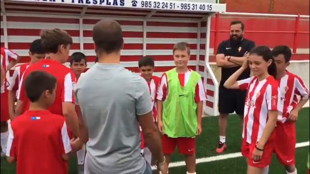 Alberto Lora visita el campus veraniego del Sporting de Gijón смотреть онлайн