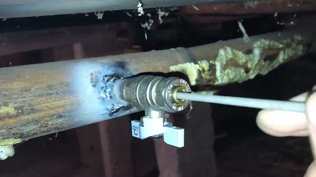 Как врезать кран в трубу с водой. Врезка крана в трубу с водой. Врезка крана в трубу под давлением. смотреть онлайн