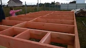 Лаги пола доска 200х50. Каркасная бытовка 6 на 3 на винтовых сваях. Часть 2.