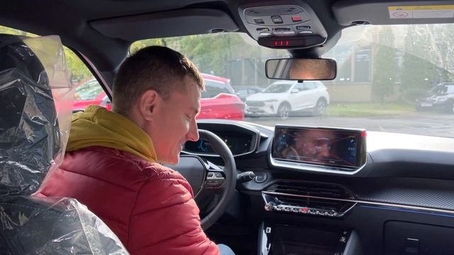 Первый взгляд на Peugeot e-2008 смотреть онлайн