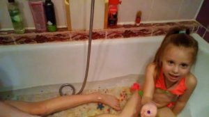 Купается в ванной с орбизами