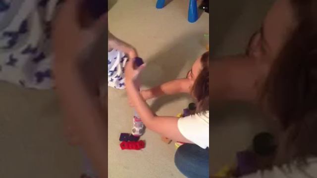 Caroline Working a Puzzle смотреть онлайн