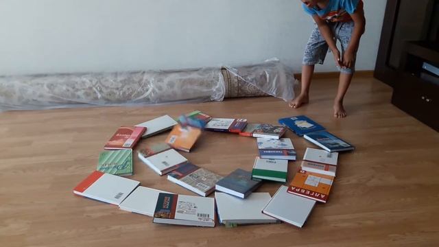 Падающие книги смотреть онлайн