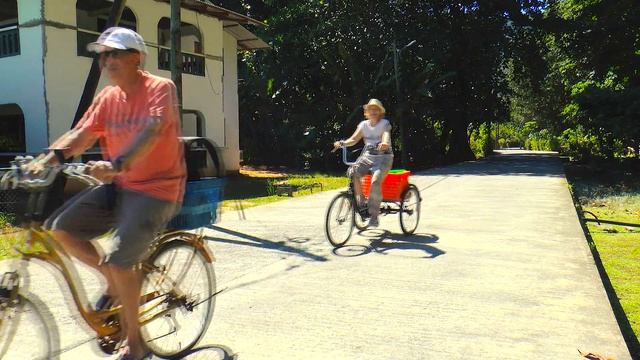 Сейшелы: тропы и пляжи /Trails And Beaches Of Seychelles