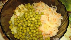 Салат из квашеной капусты с горошком