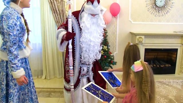 К Диане и Насте приходят Дед Мороз и Снегурочка смотреть онлайн
