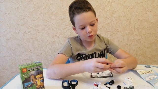 Сборка полицейского автомобиля и героев Майнкрафт из новой коллекции конструктора. смотреть онлайн