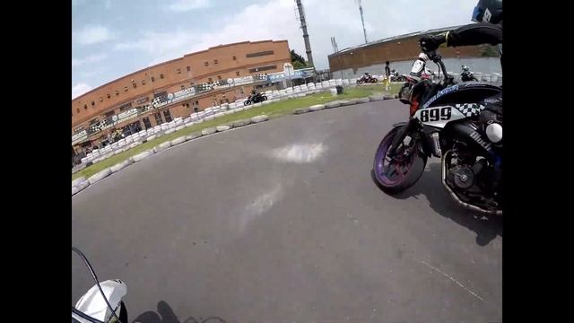 YCF 125 start || primera vez en Escats смотреть онлайн