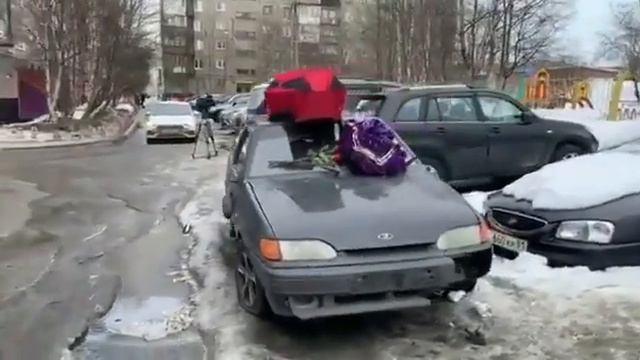 В Мурманске неизвестные водрузили гроб на машину местного отловщика бродячих собак, Кром смотреть онлайн